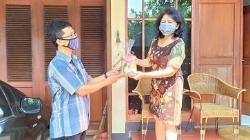 ibu paulina hadiah diantar ke rumah--_1